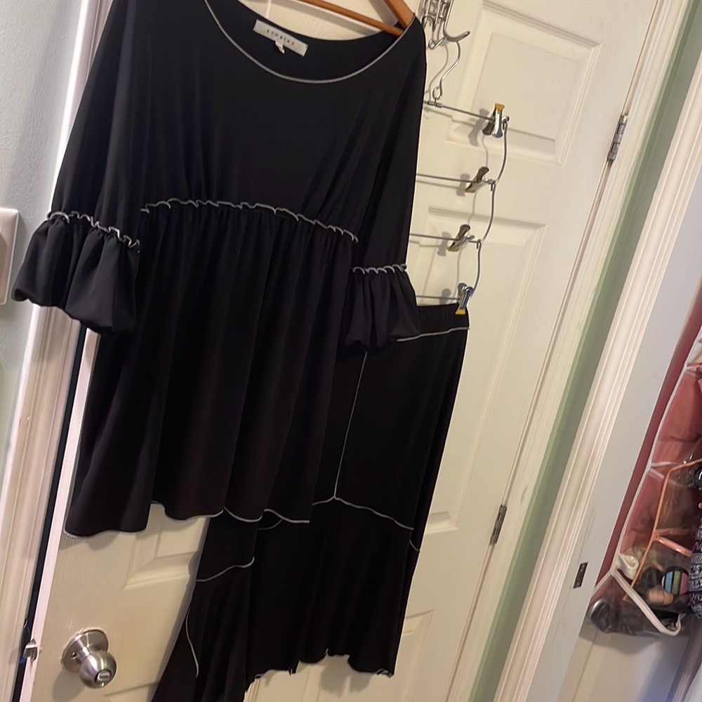 Studio M size XL SET of TWO  skirt and top black white trim set .